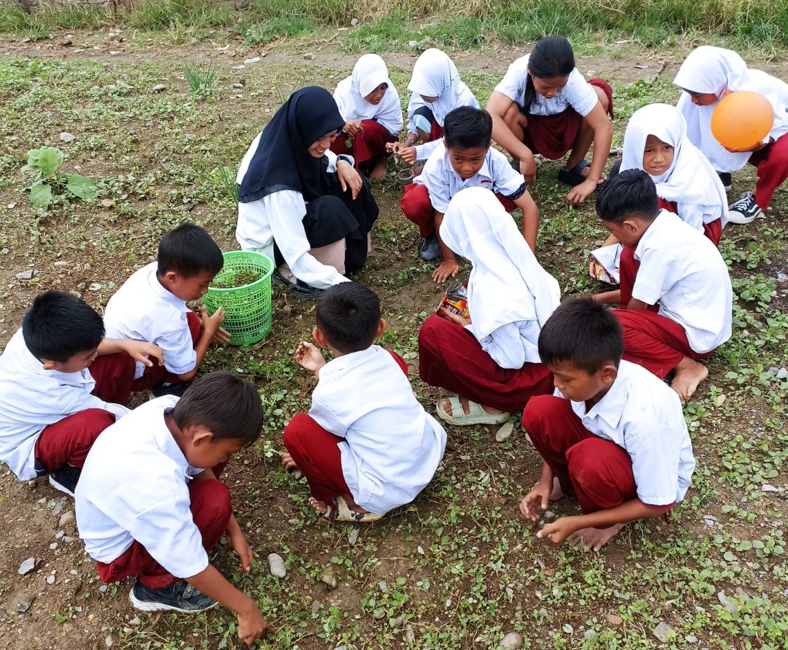 siswa bersama guru membersihkan lahan - fatmawati kasiha