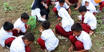 siswa bersama guru membersihkan lahan - fatmawati kasiha