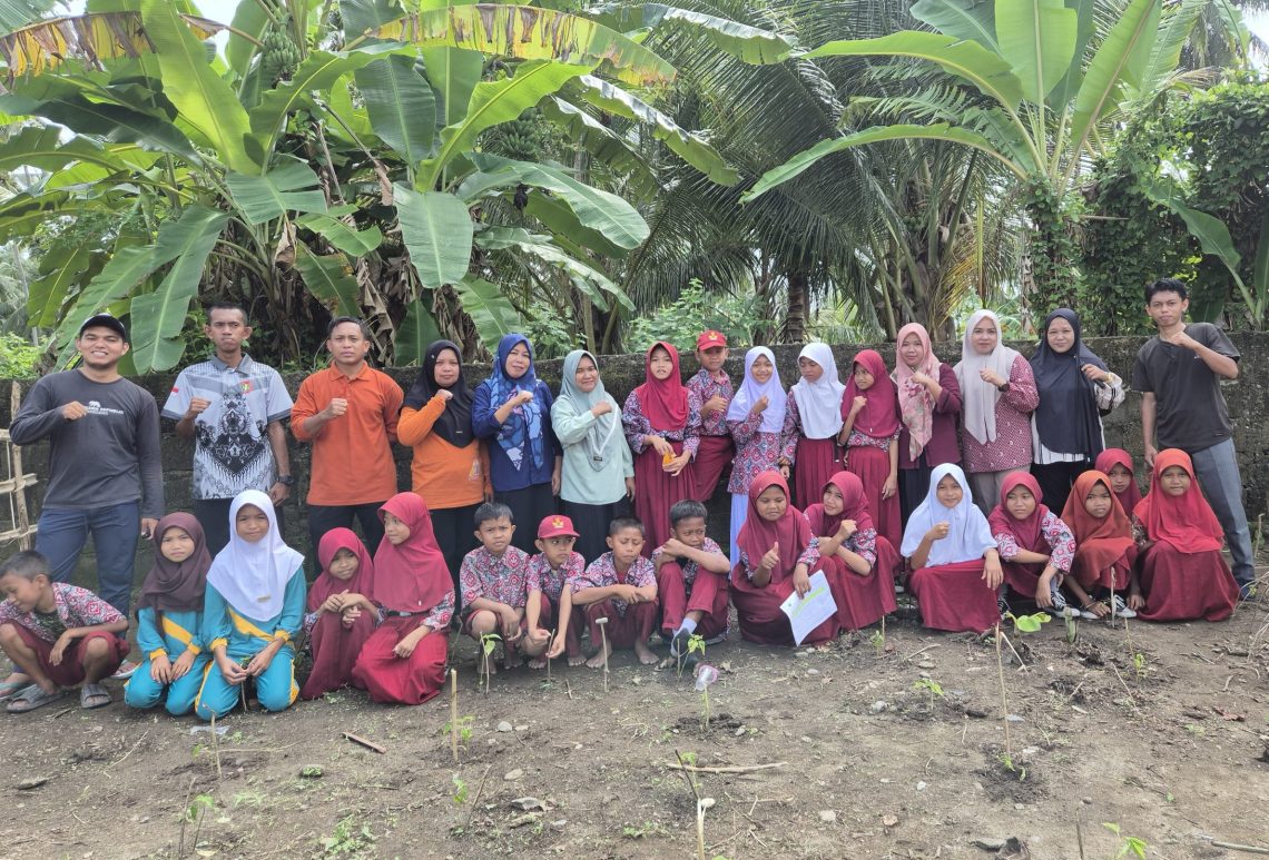 Fatmawati Kasiha - Siswa SD Inpres 1 Sidoan Selatan Selesai Melakukan Penanaman