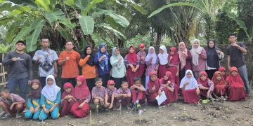 Fatmawati Kasiha - Siswa SD Inpres 1 Sidoan Selatan Selesai Melakukan Penanaman